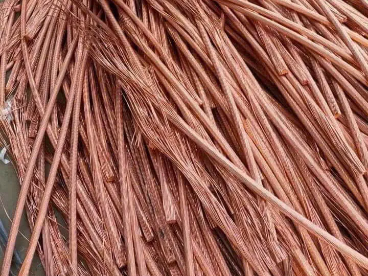 Dây đồng đỏ phế liệu đã tách vỏ, xếp thành bó