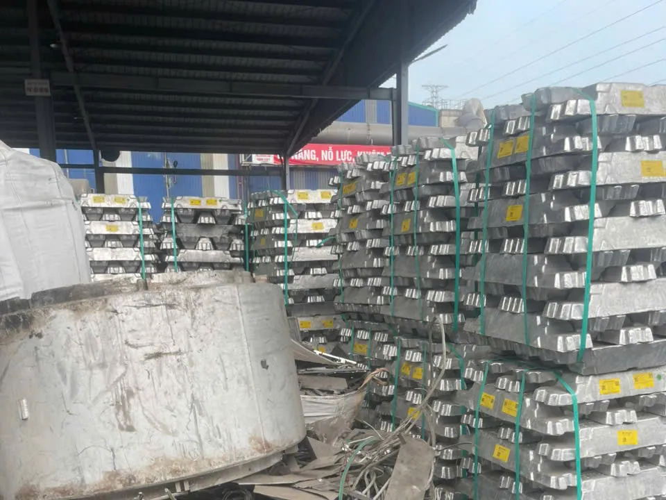 Nhôm thỏi xếp thành khối trong kho