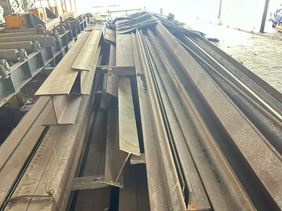 Thép hình chữ U, I, V xếp chồng tại bãi tập kết