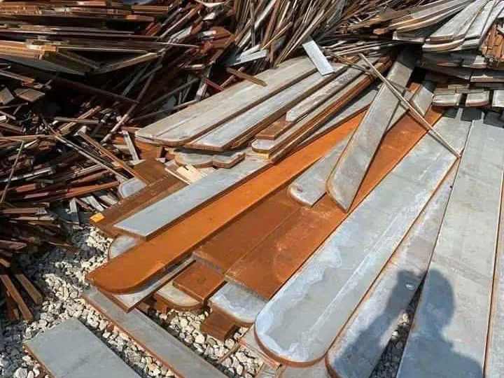 Thép tấm phế liệu chất đống tại bãi